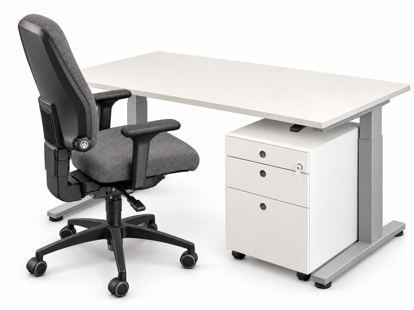Illustrative Produktansicht: lichtgrauer Steelcase-Schreibtisch, Fantoni-Rollcontainer und Dauphin-Bürostuhl mit anthrazitfarbener Polsterung